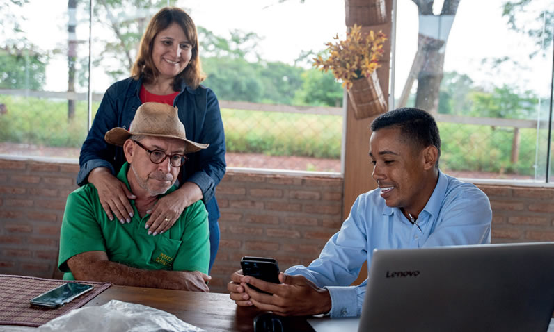 Mais do que tendência, a tecnologia no campo é uma realidade transformadora. Com o suporte de soluções digitais, os associados produzem mais, com maior eficiência e menor impacto ambiental.
